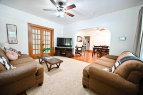 B St. Bungalow - Charming 6 Bd in Heart of Lincoln. Walk to gardens and zoo, 8 minute drive to campus/downtonw